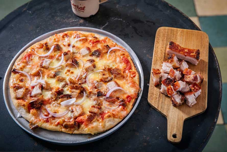 Plato de pizza y vegetales