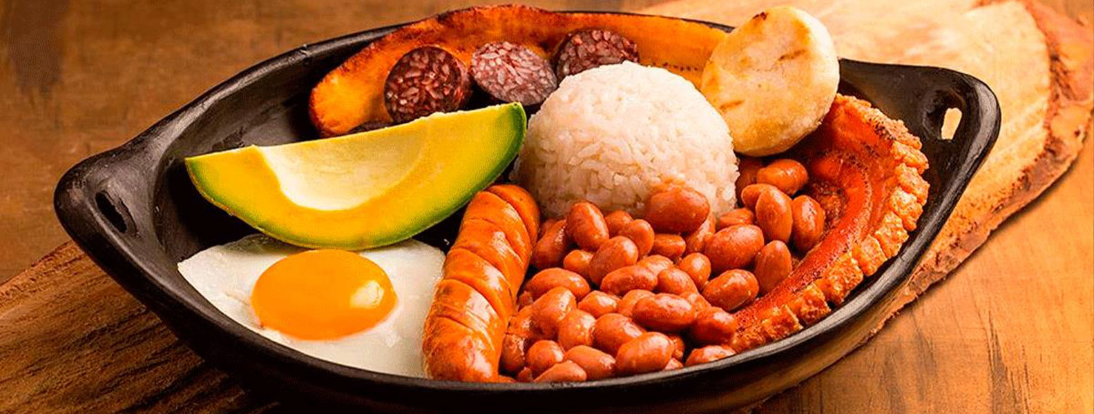 Plato de comida típico de la ciudad de Medellín